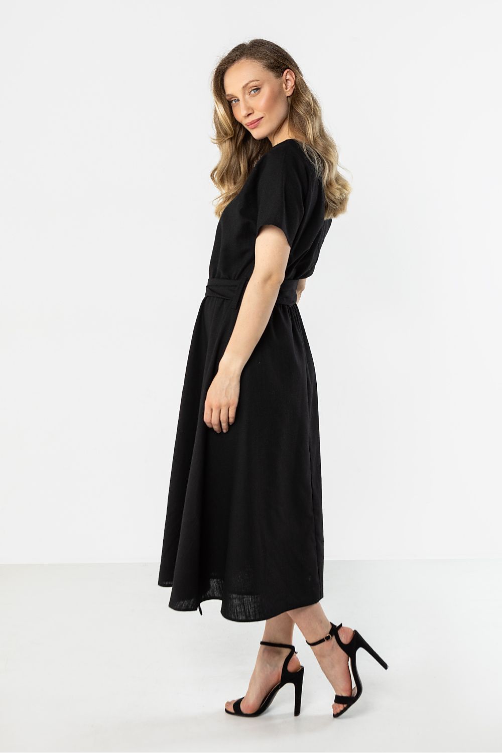 Awama daydress in black with short sleeves, tied waist, side view