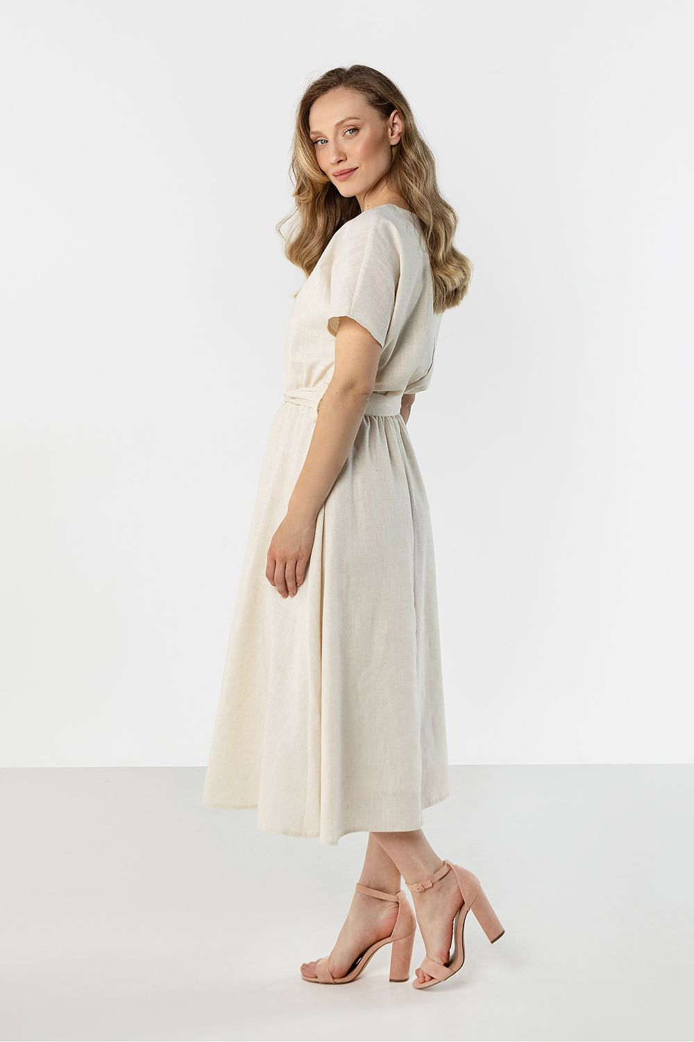 Light beige day dress with short sleeves, gathered waist and draped tie