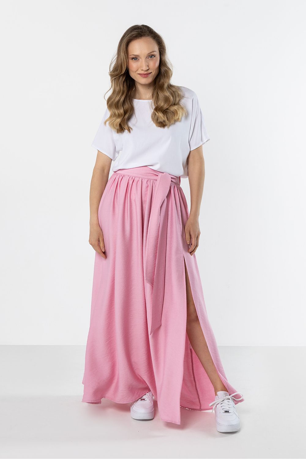 Long pink maxi skirt with elastic waistband and side slit at the hem