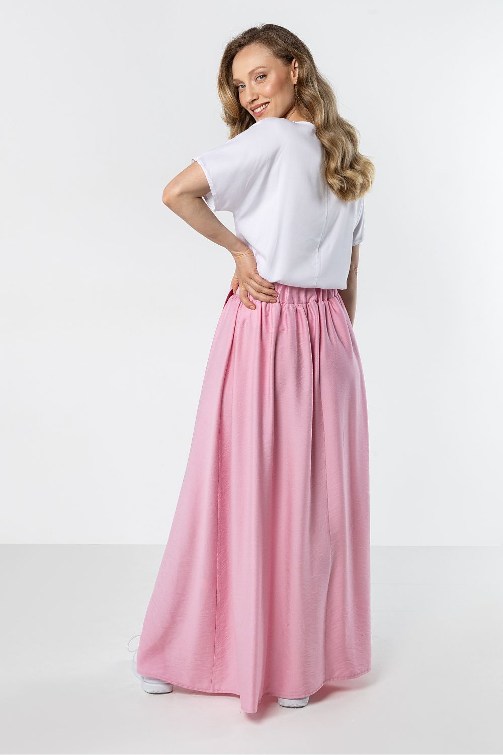 Long pink maxi skirt with elastic waistband and flowing skirt with side slit
