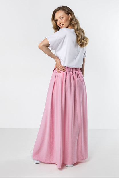 Long pink maxi skirt with elastic waistband and flowing skirt with side slit