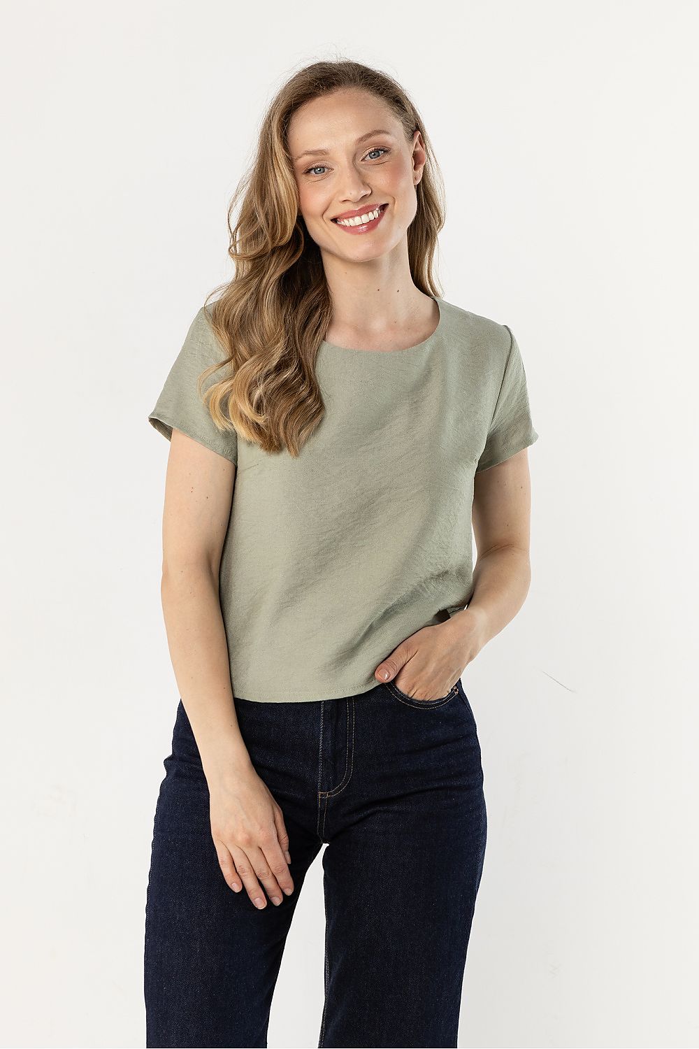 Green short-sleeve crewneck blouse with straight hem and relaxed fit