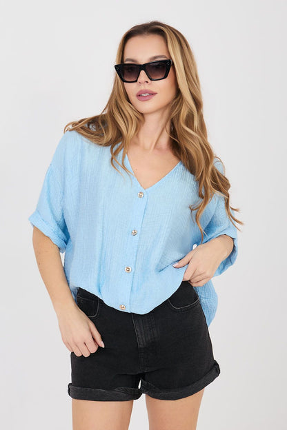 Light blue short-sleeve V-neck button shirt with curved hem