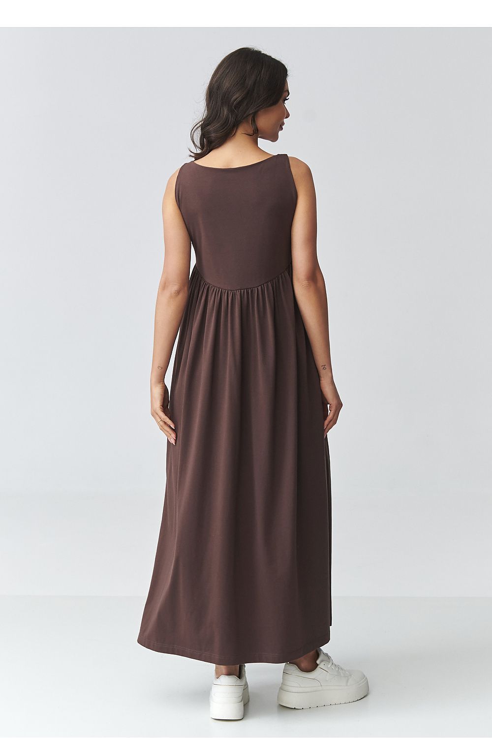 Brown sleeveless daydress, back view, gathered waist and long skirt