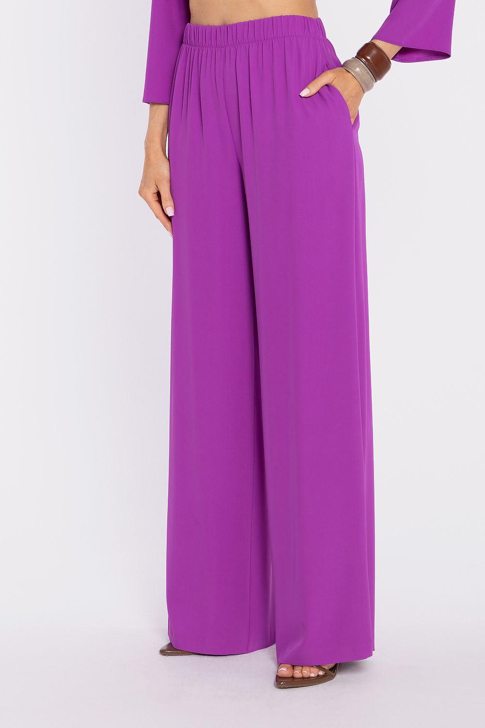 Women’s wide-leg trousers in vibrant violet, elastic waist and flowing wide legs.