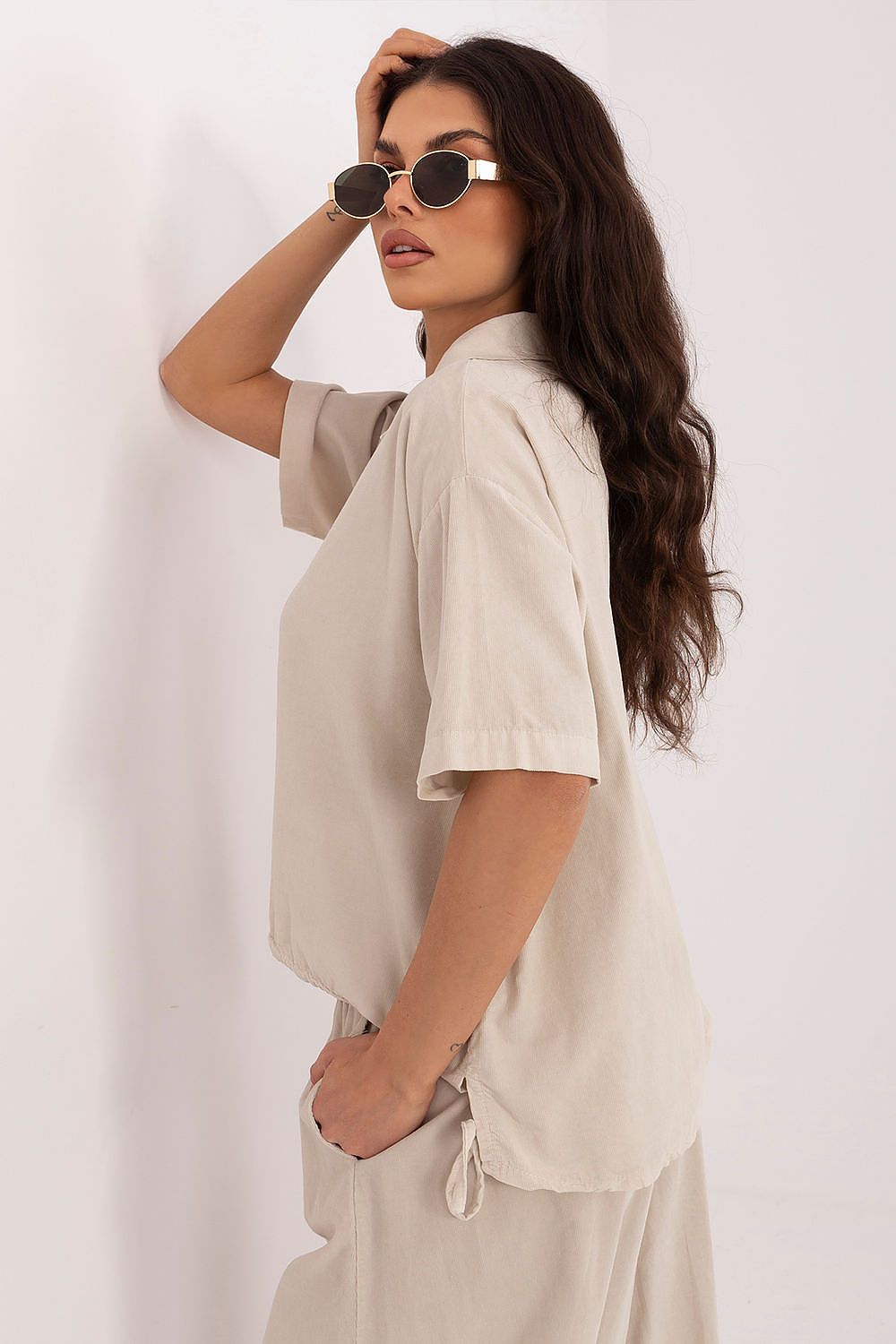 Short-sleeve button-up shirt in light beige, back view with short sleeves and hem tie