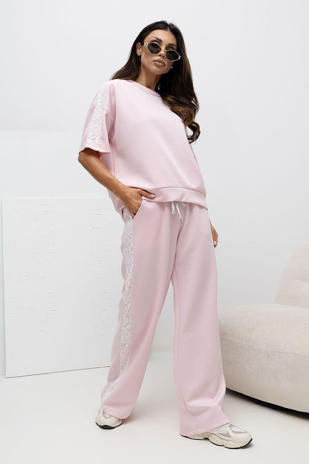 Pink blouse with short sleeves and crew neck, relaxed fit, lace-trimmed side hem