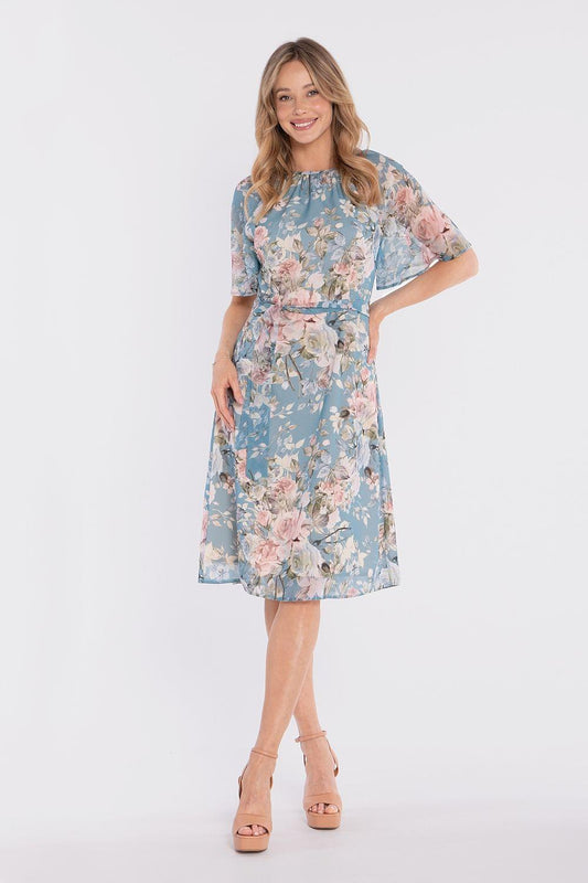 Floral midi daydress with short sleeves, round neckline, and tie waist in blue tones
