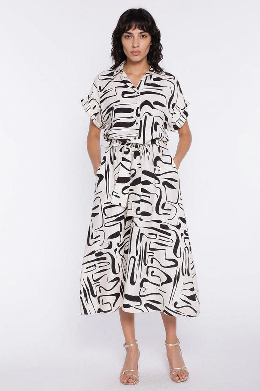 Nife day dress in black-and-white abstract print, short sleeves, V-neck buttons, tie waist