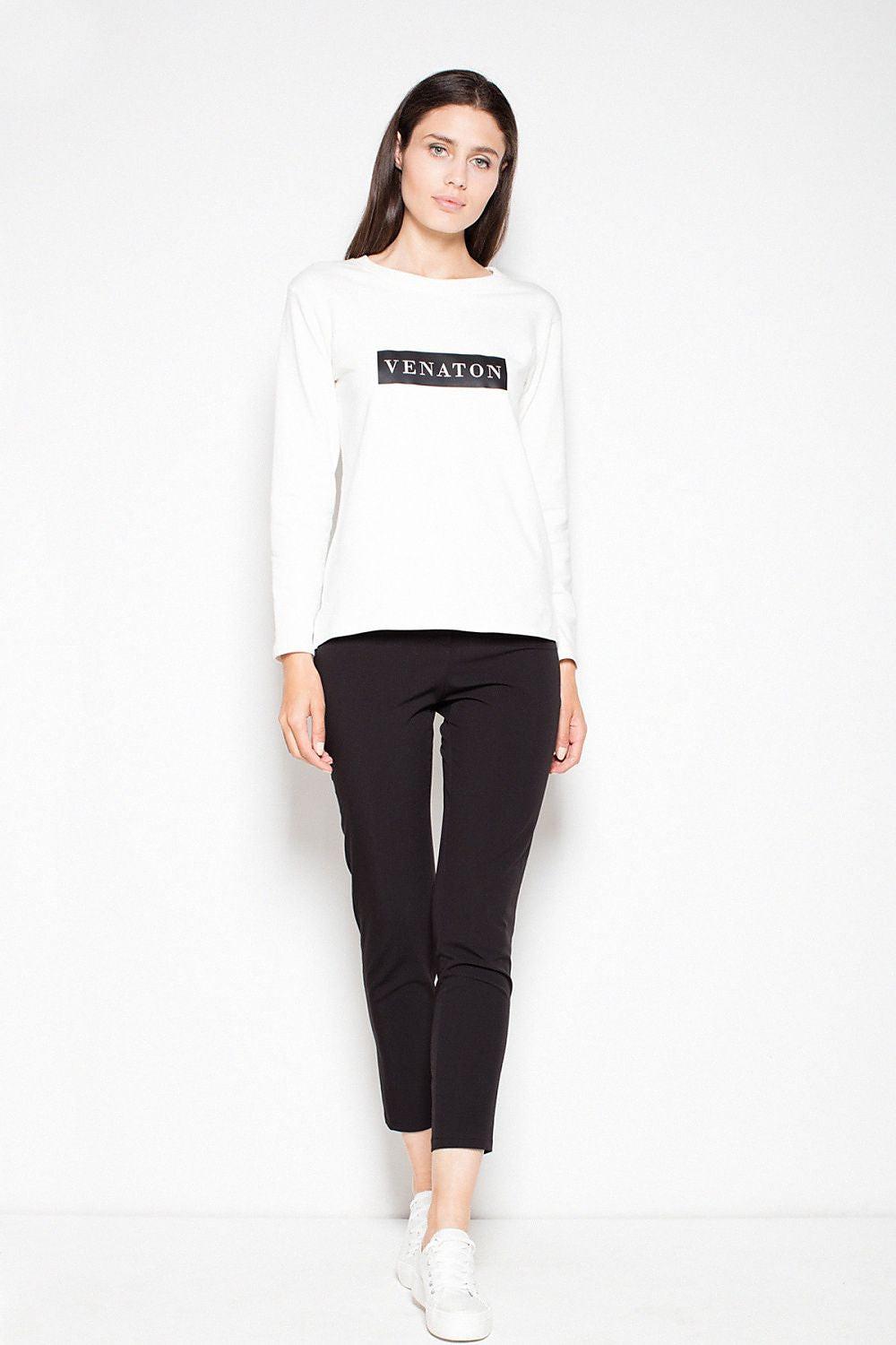 Venaton blouse model 77493, light-colored long sleeve with oval front logo and relaxed fit