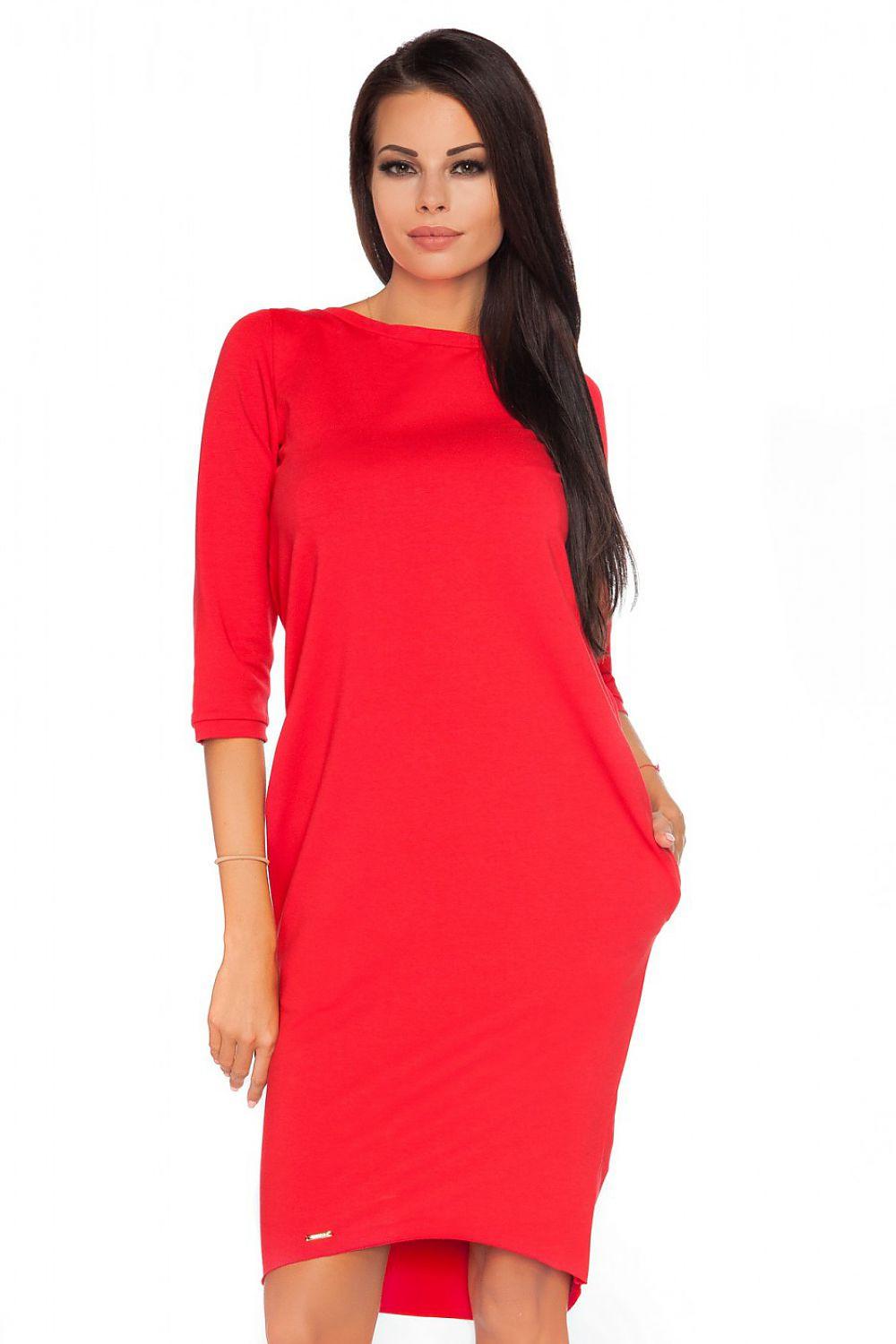 Red daydress with 3/4 sleeves and round neckline, fitted knee-length silhouette