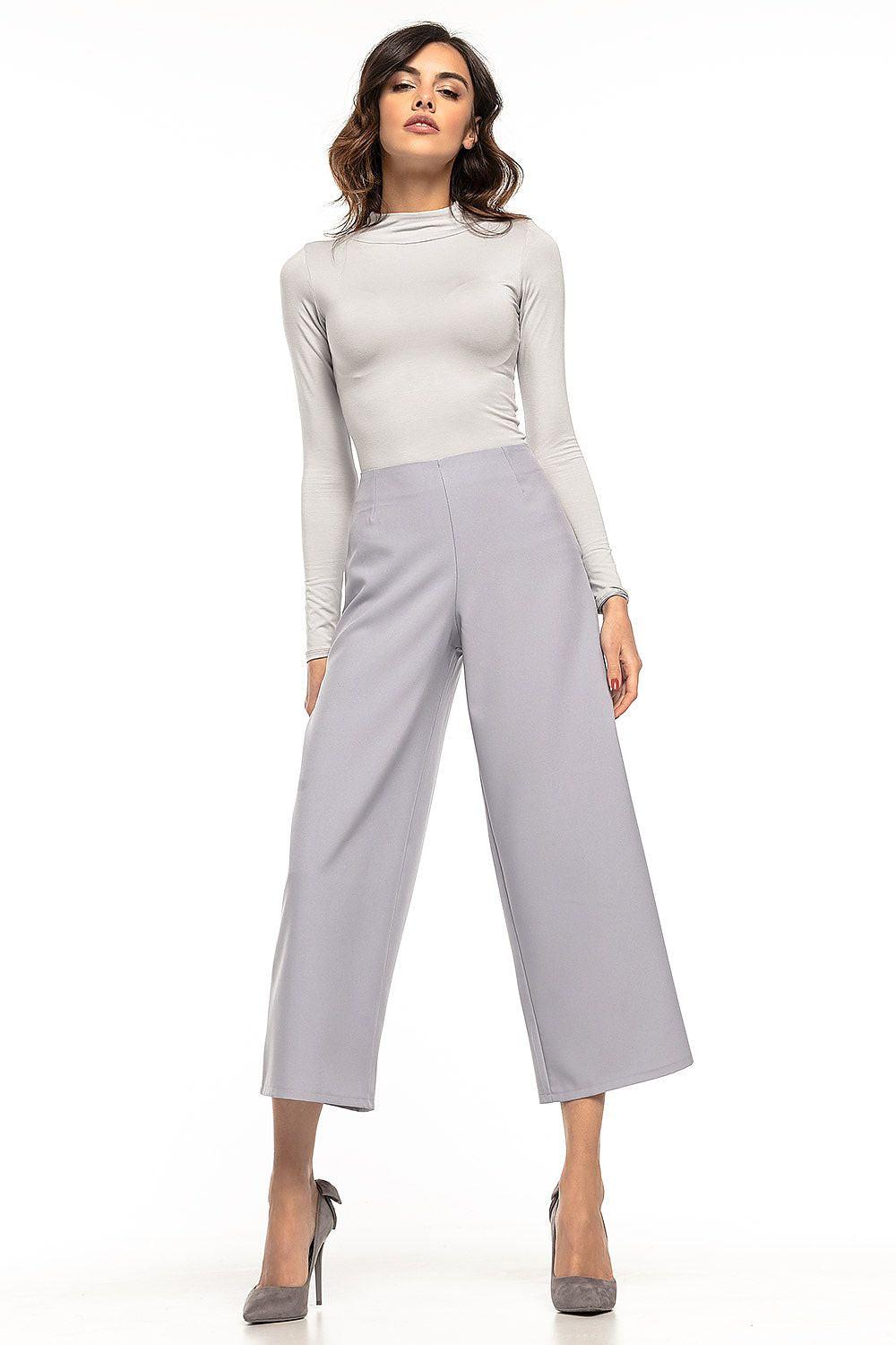 Grey high-waist wide-leg trousers, 7/8 length, smooth front and wide hem