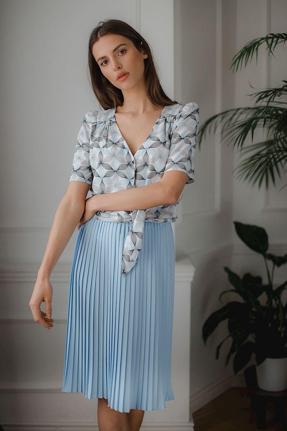 Short-sleeve V-neck shirt in light blue and gray geometric print with tied waist detail