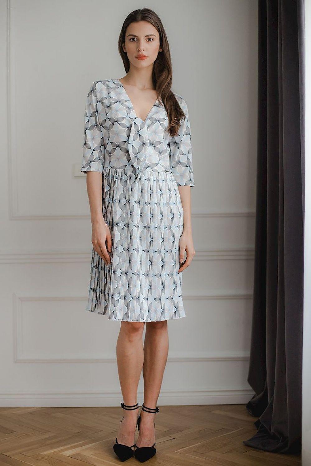 Lenitif cocktail dress in blue-and-white geometric print, V-neck, tiered skirt, 3/4 sleeves