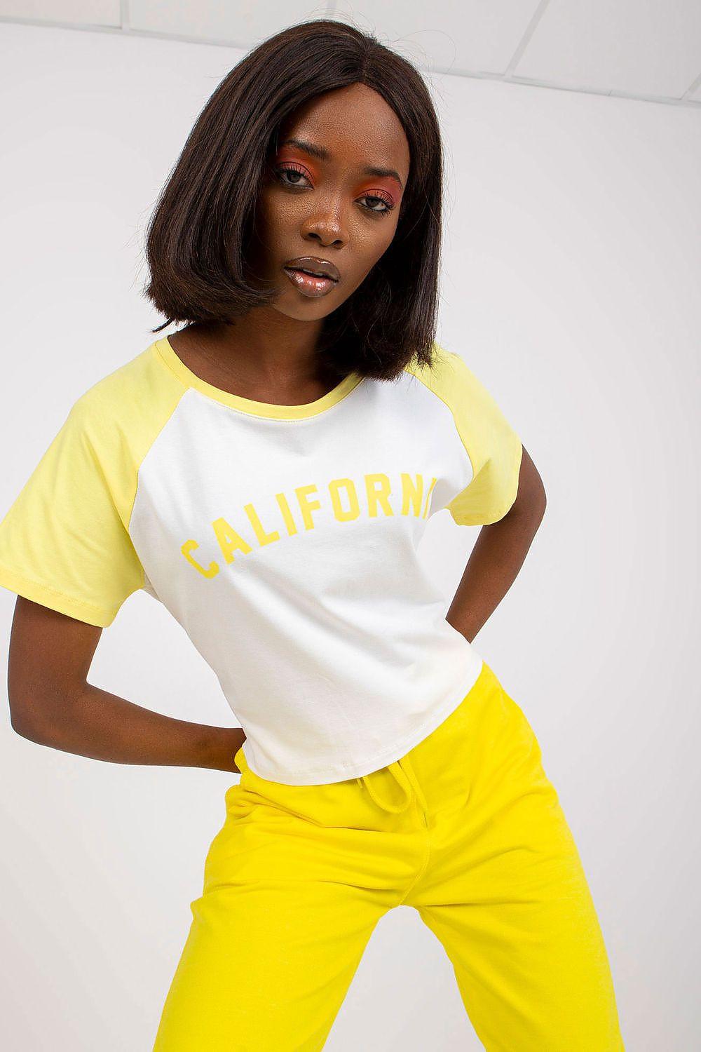 Colorblock T-shirt in white and yellow with California lettering, short sleeves