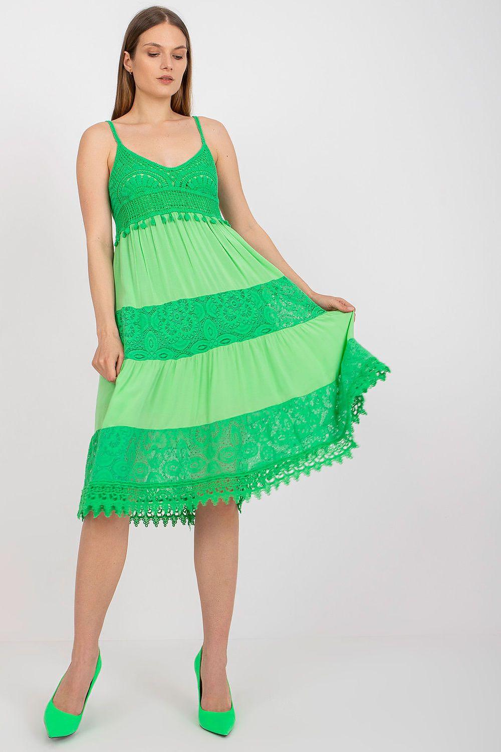 Green tiered daydress, V-neck, lace hem, sleeveless crochet trim