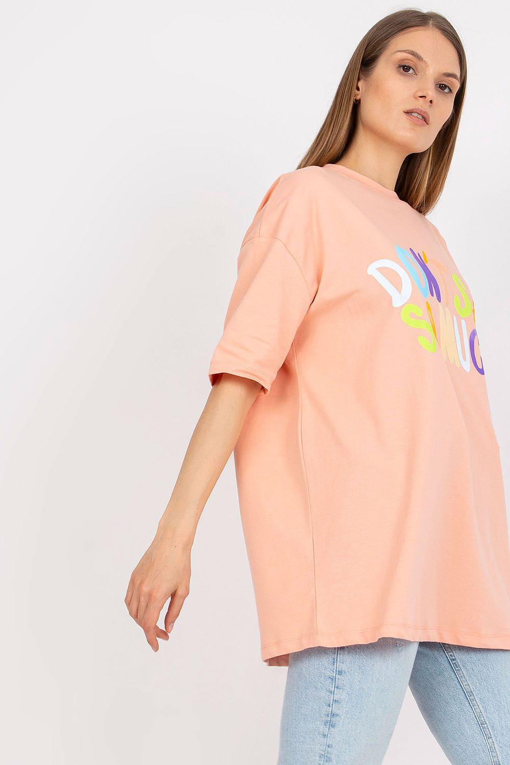 Loose fit pink T-shirt with colorful back graphic, short sleeves and crew neck