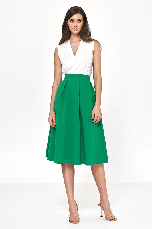 Green flared midi skirt with high waist, pleated A-line silhouette