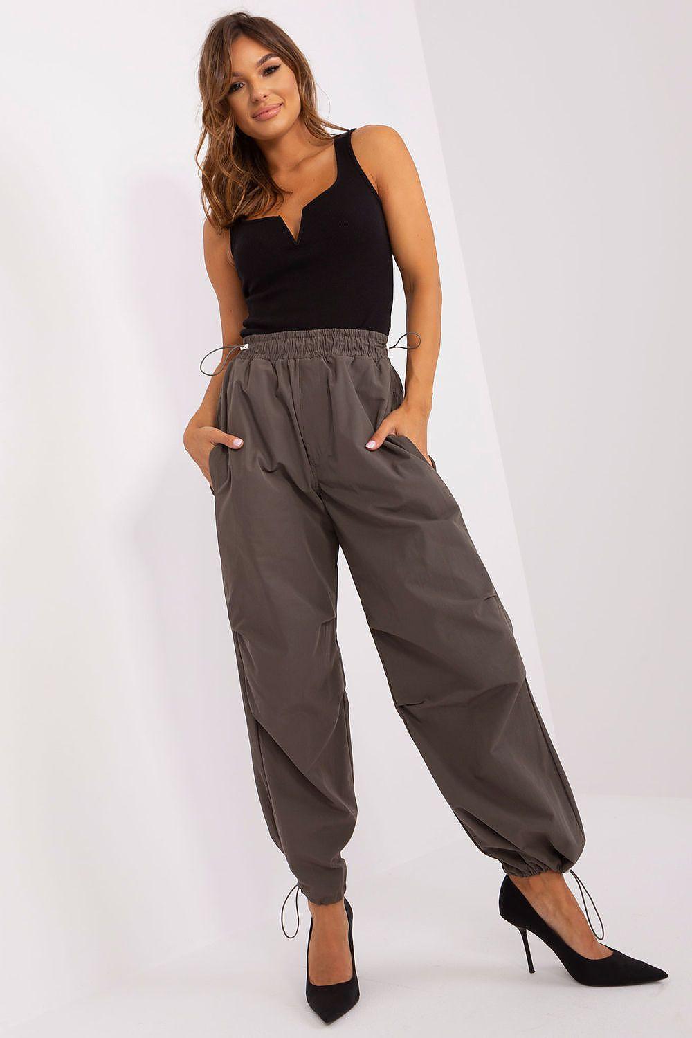 Women’s trousers in dark gray with elastic waistband, loose fit and drawstring cuffs